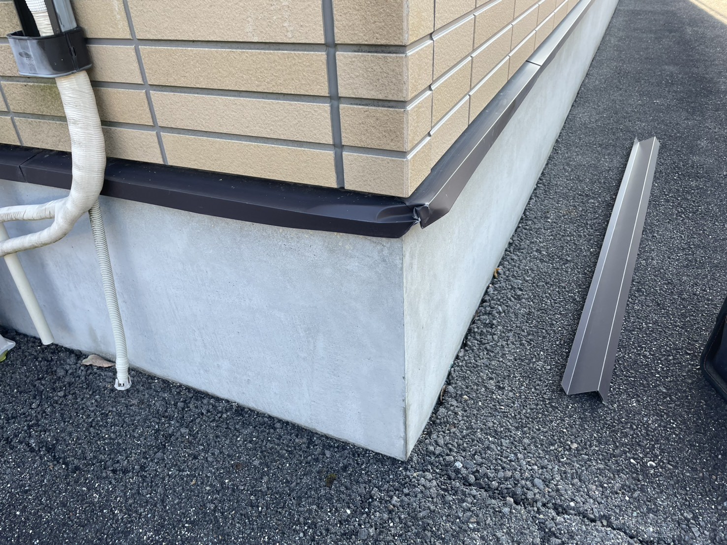 土岐市にてアパート外壁の破損した土台水切りを補修しました