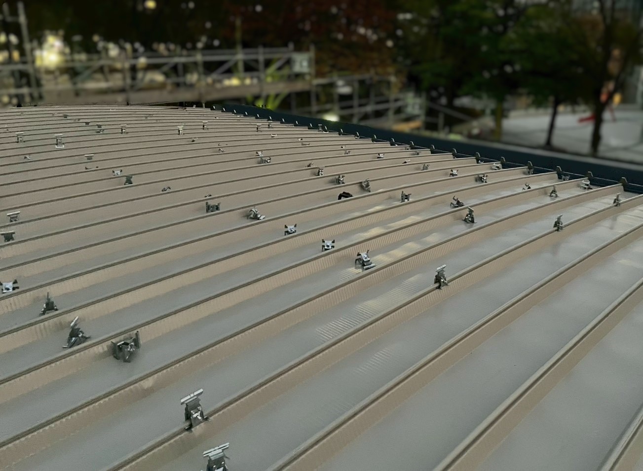 二十葺きの断熱金具