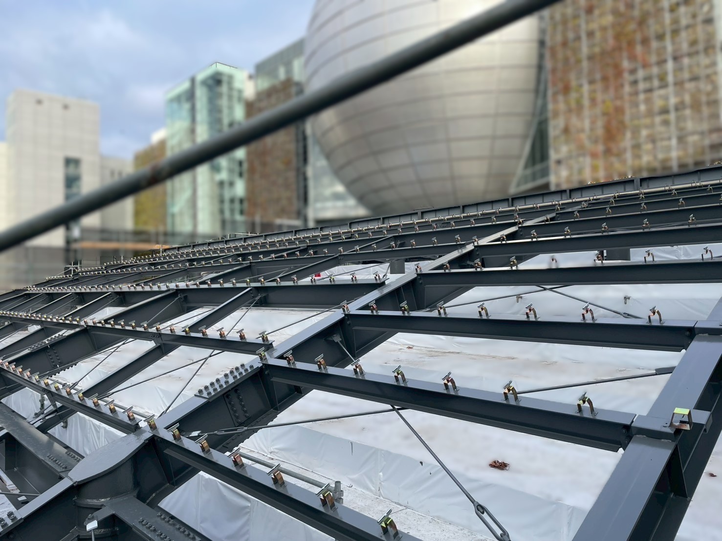 愛知県の博物館の新設展示場の屋根施工　大スパンの空間を支える折板屋根①