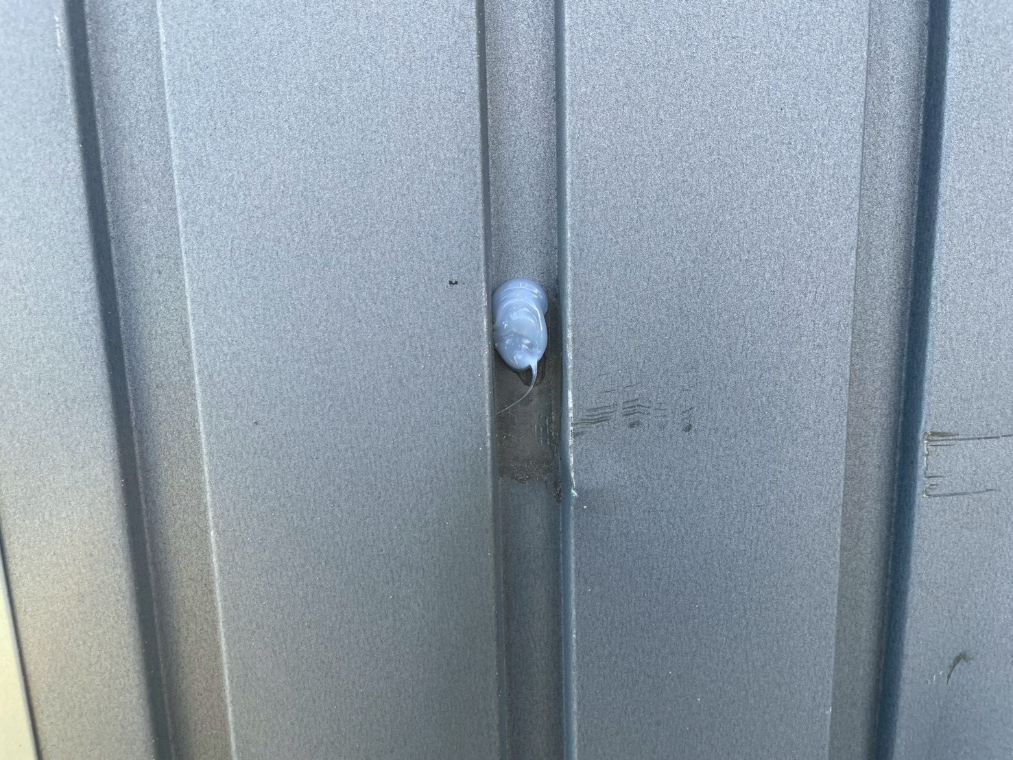 既存の支持金具のビス穴のシーリング処理