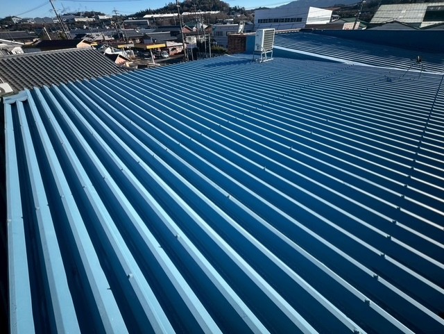 多治見市にて工場の折板屋根に太陽光パネル設置工事をしてきました