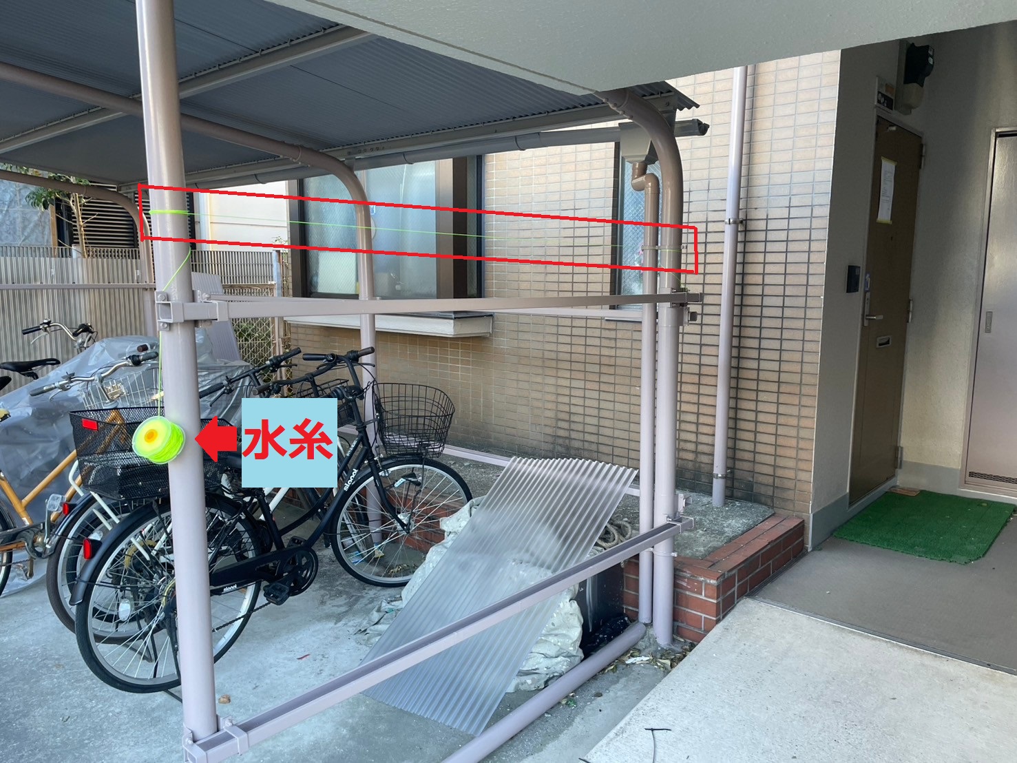 駐輪場の波板工事の水糸